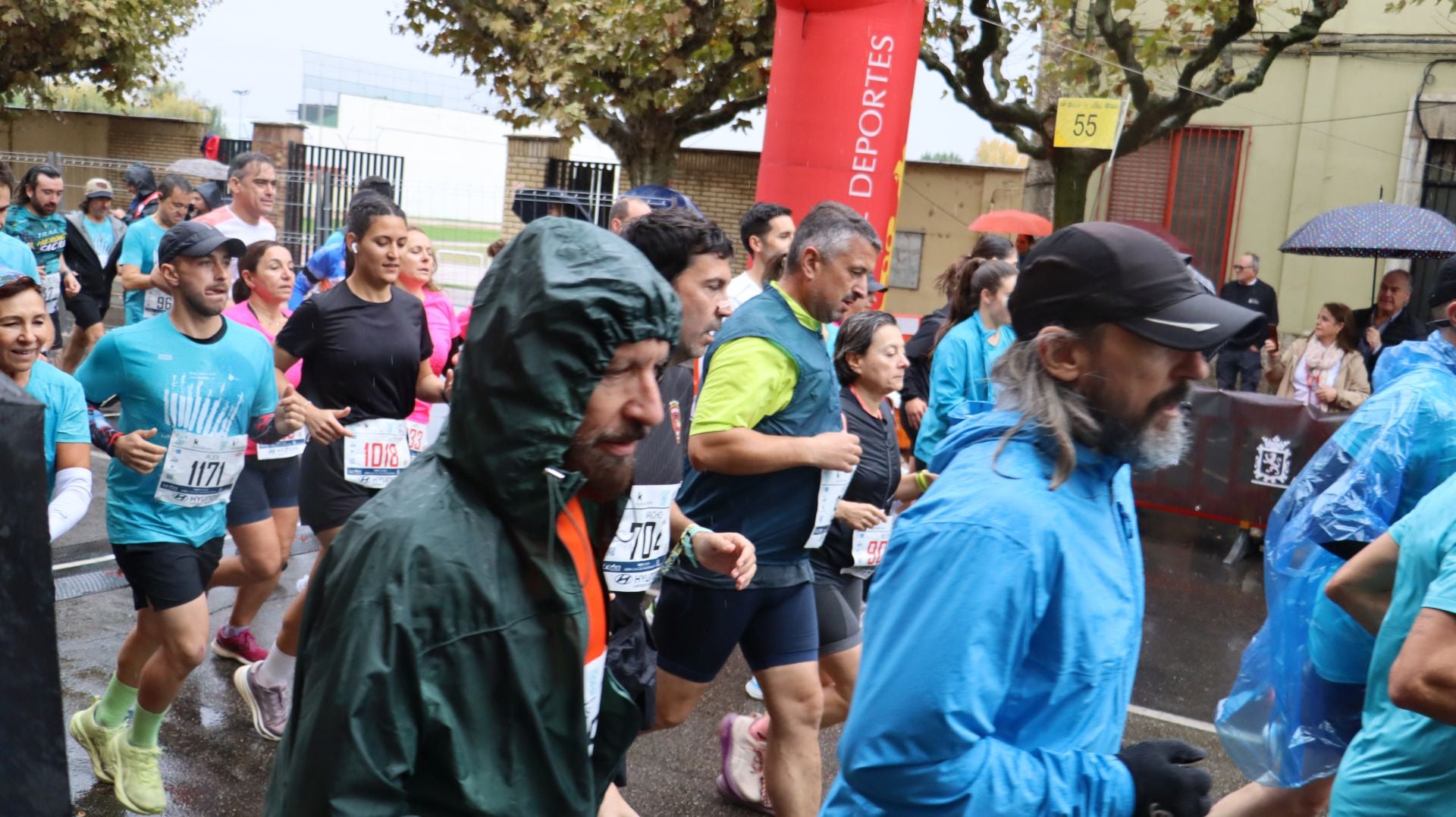 Imágenes de la salida de los &#039;10km Ciudad de León 2025&#039;