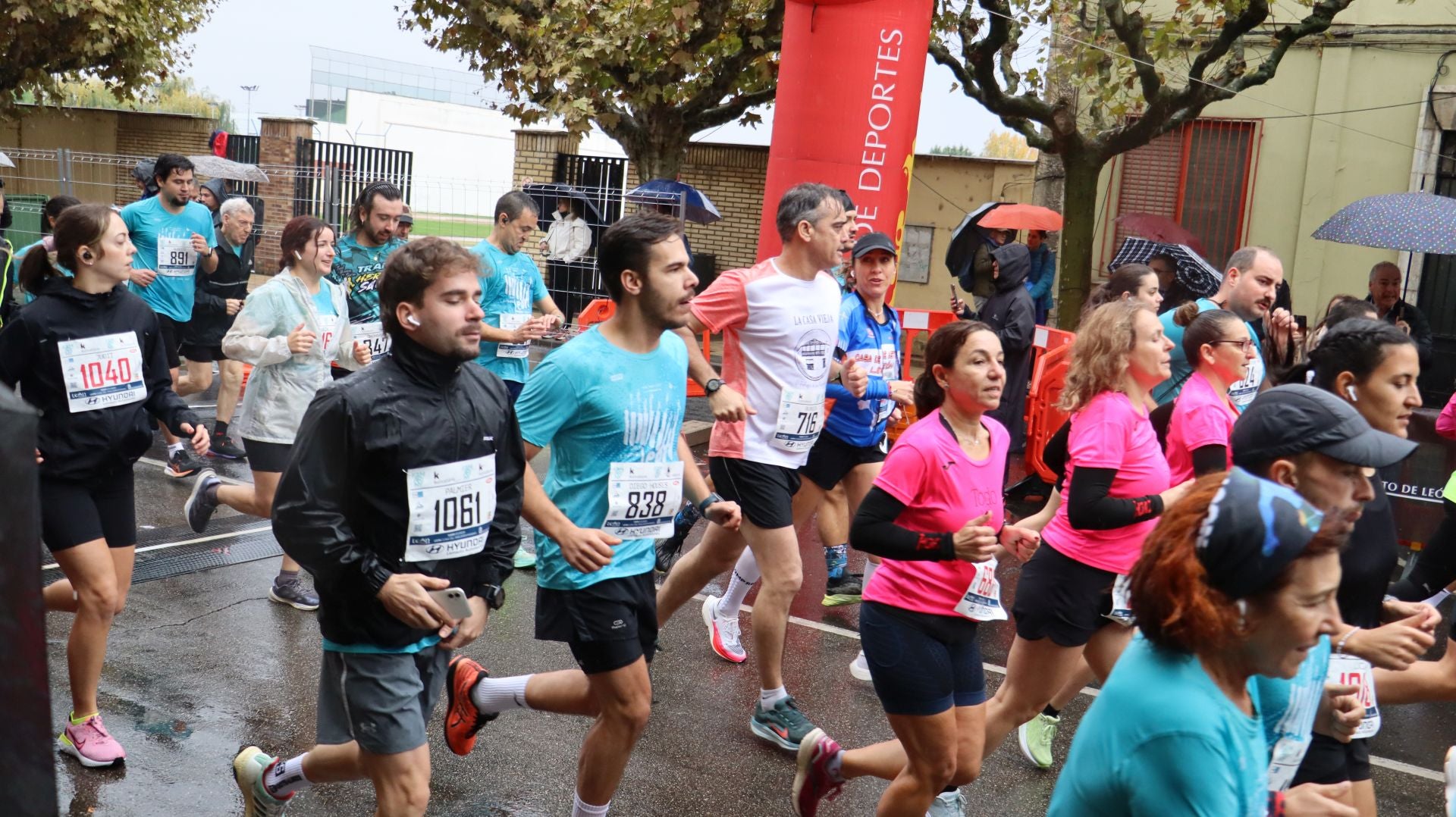 Imágenes de la salida de los &#039;10km Ciudad de León 2025&#039;