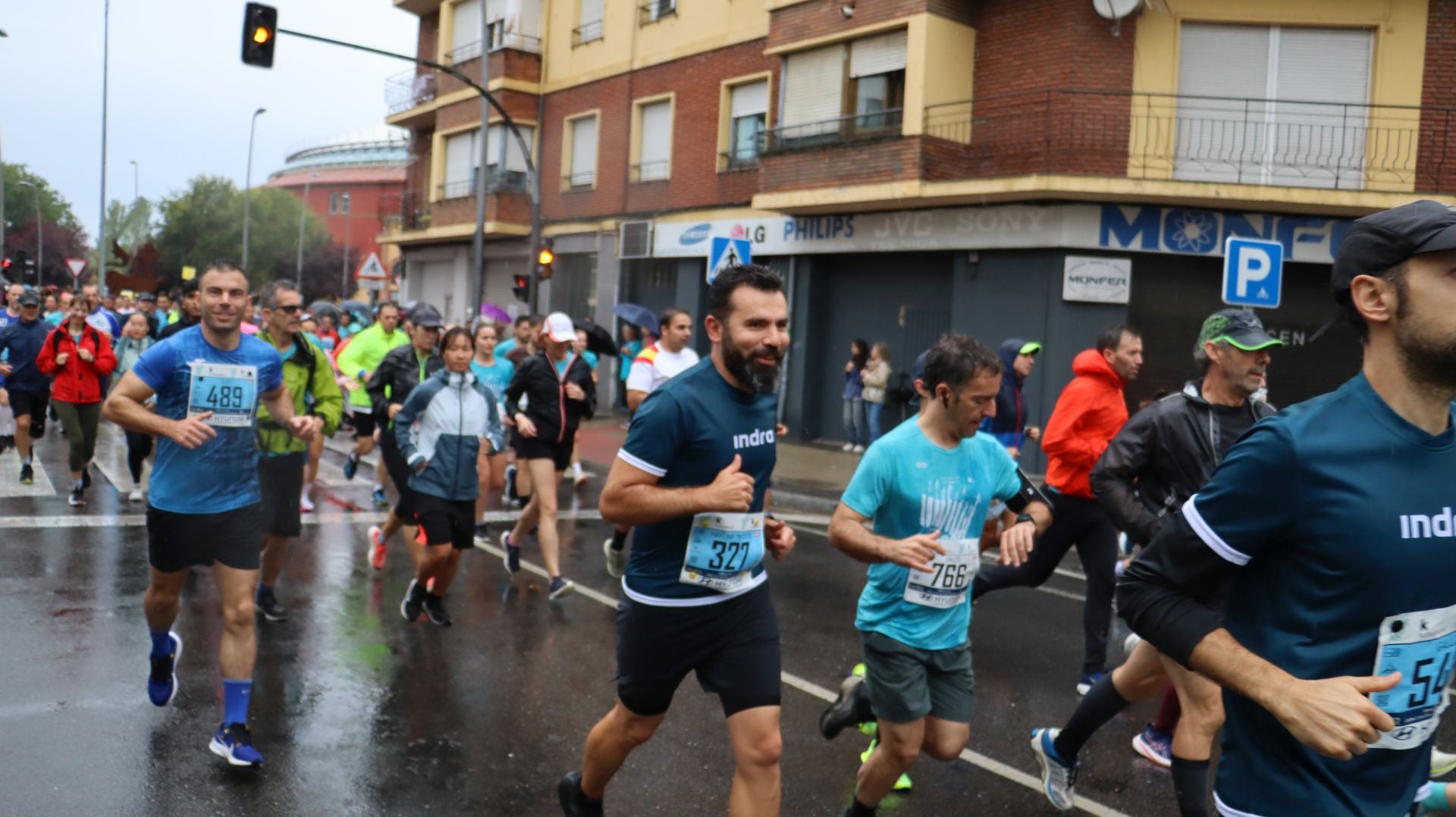 Imágenes de la salida de los &#039;10km Ciudad de León 2025&#039;
