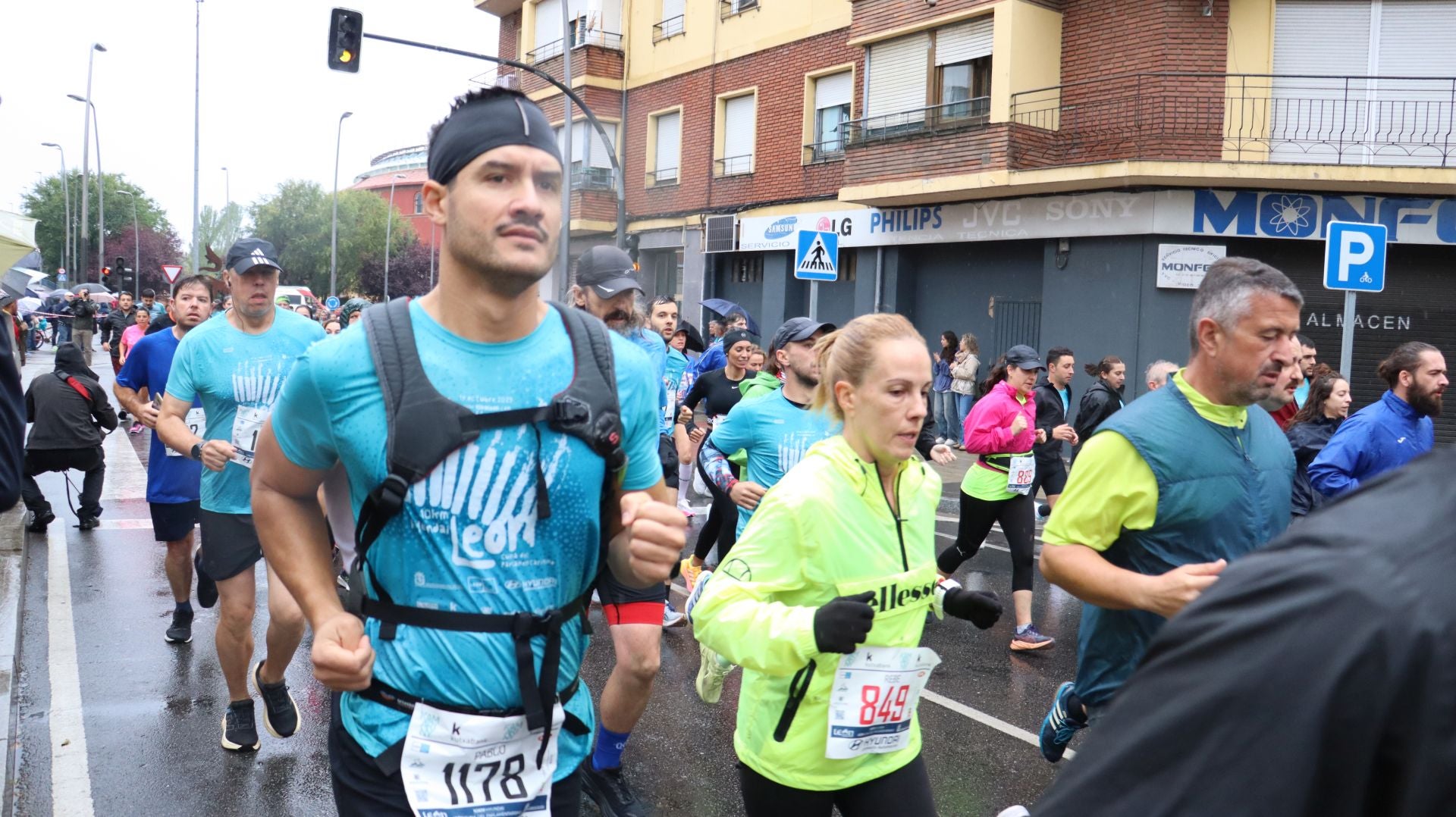 Imágenes de la salida de los &#039;10km Ciudad de León 2025&#039;