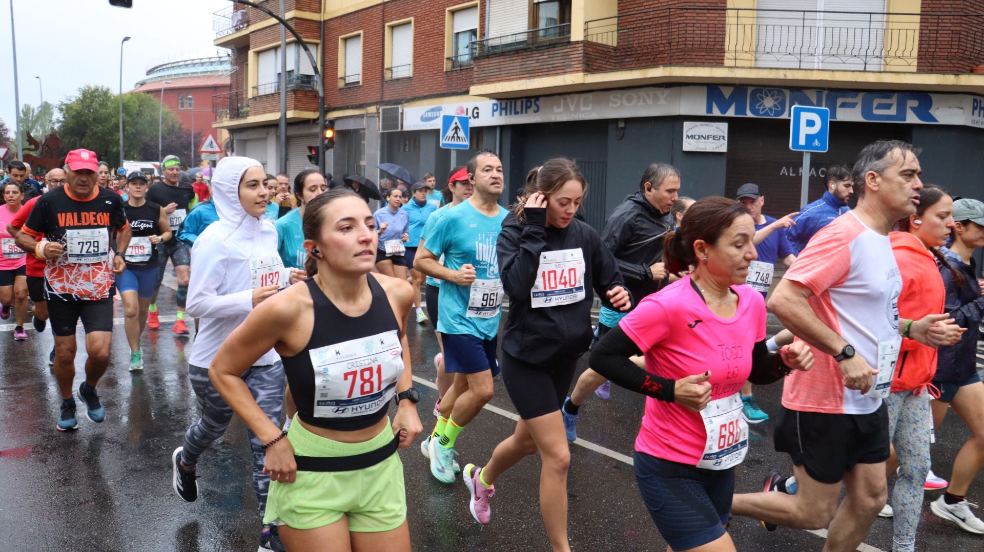 Imágenes de la salida de los &#039;10km Ciudad de León 2025&#039;