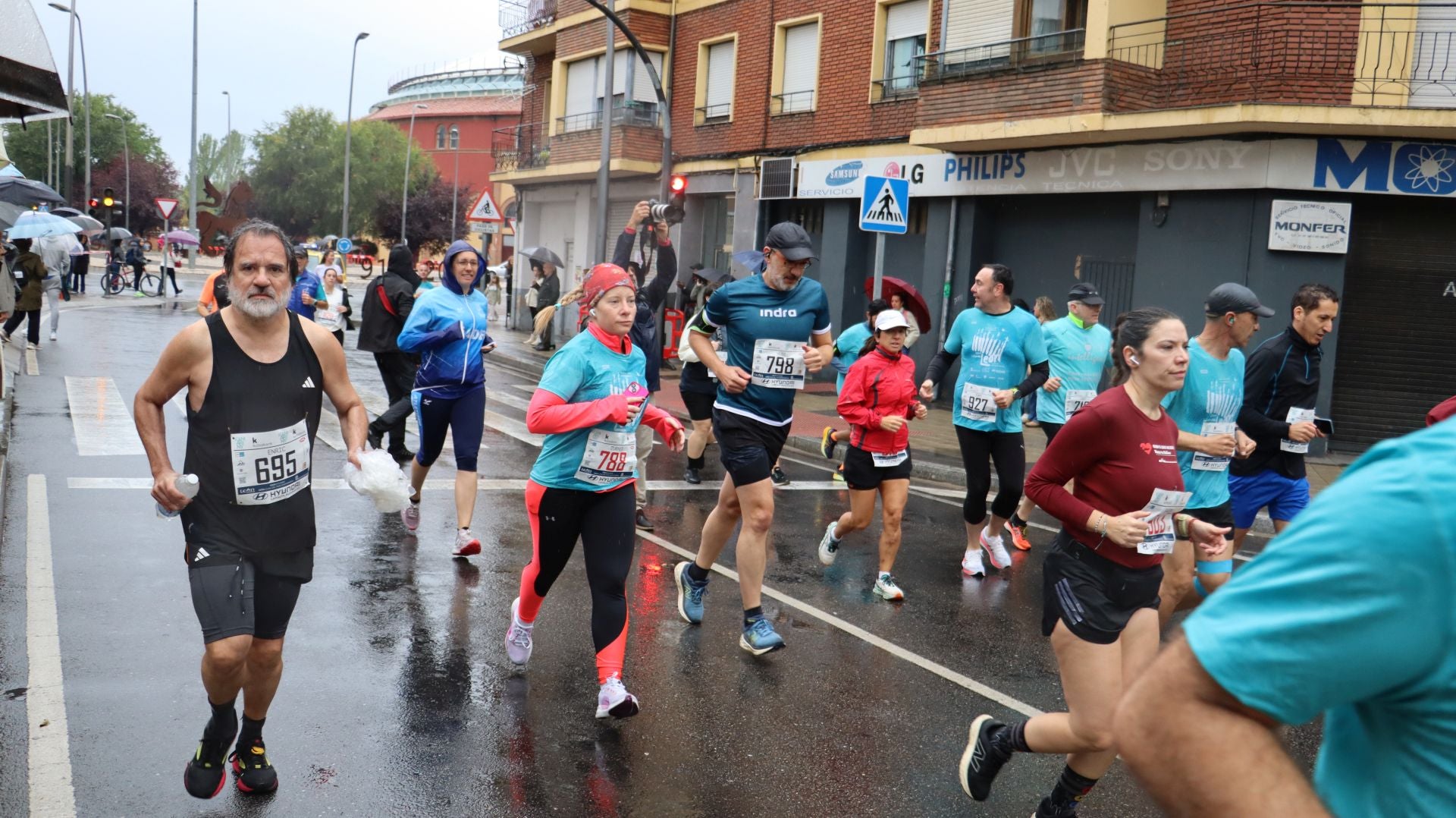 Imágenes de la salida de los &#039;10km Ciudad de León 2025&#039;