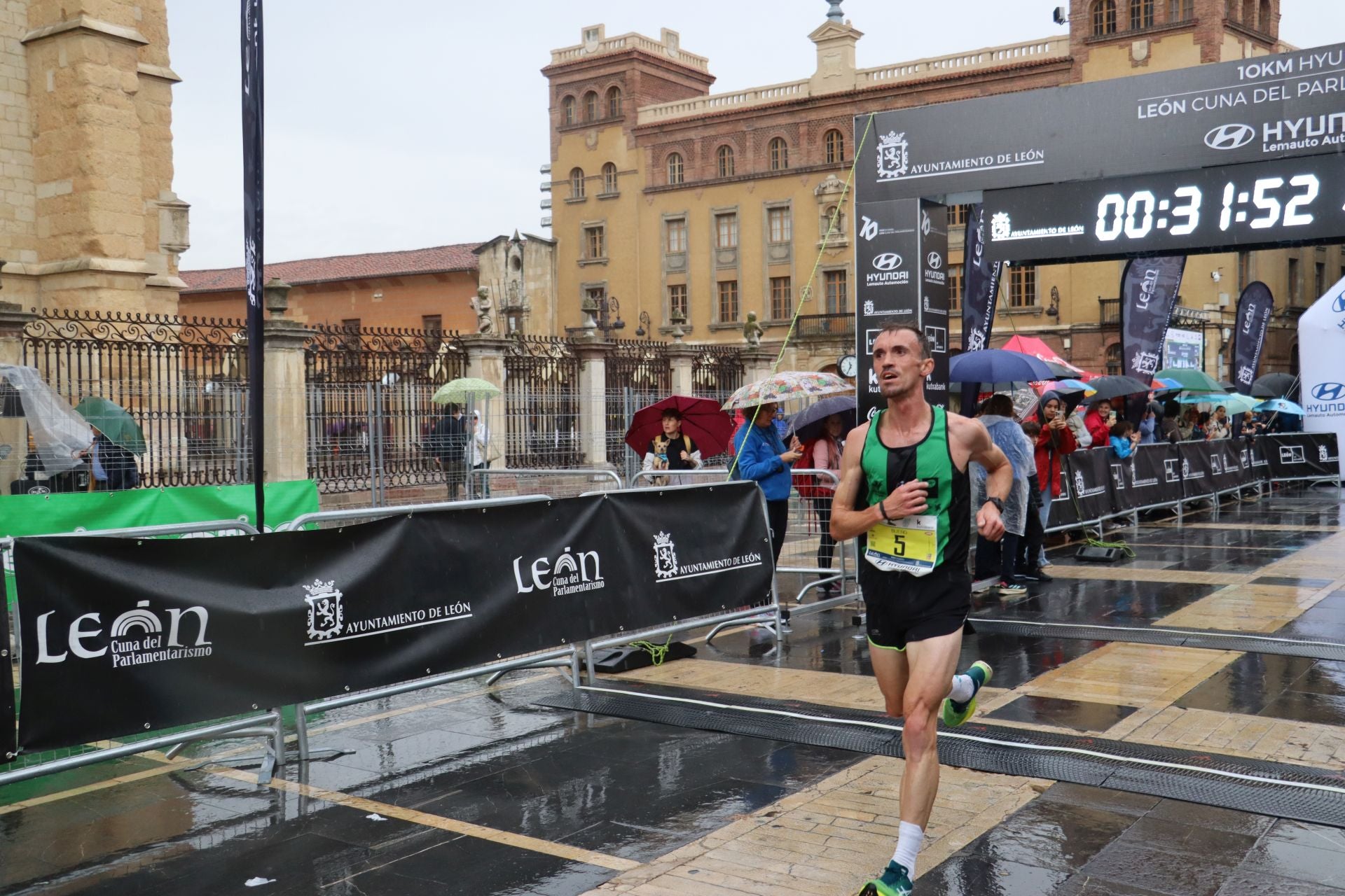 Todas las imágenes de la llegada de los &#039;10km Ciudad de León 2025&#039;