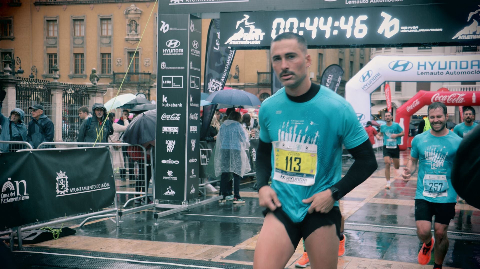 Todas las imágenes de la llegada de los &#039;10km Ciudad de León 2025&#039;