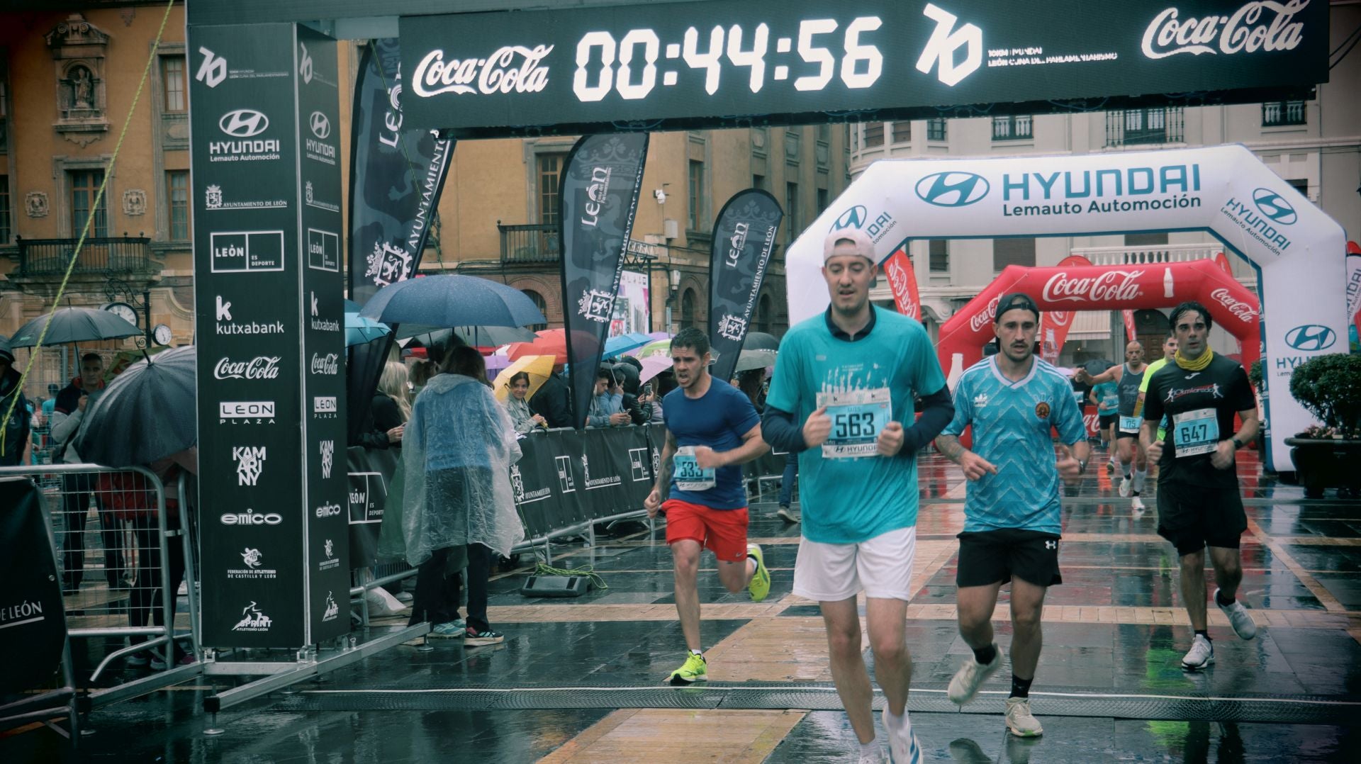 Todas las imágenes de la llegada de los &#039;10km Ciudad de León 2025&#039;