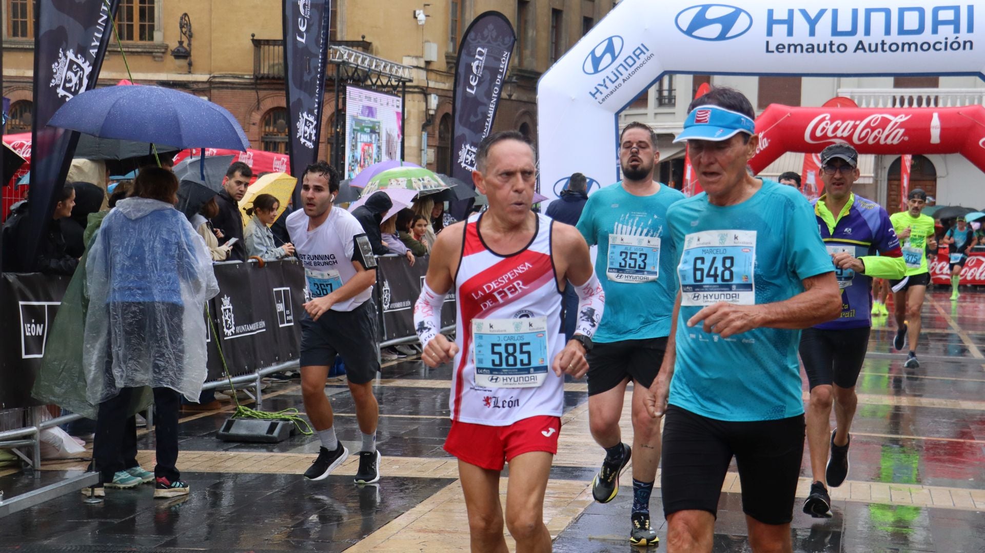 Todas las imágenes de la llegada de los &#039;10km Ciudad de León 2025&#039;