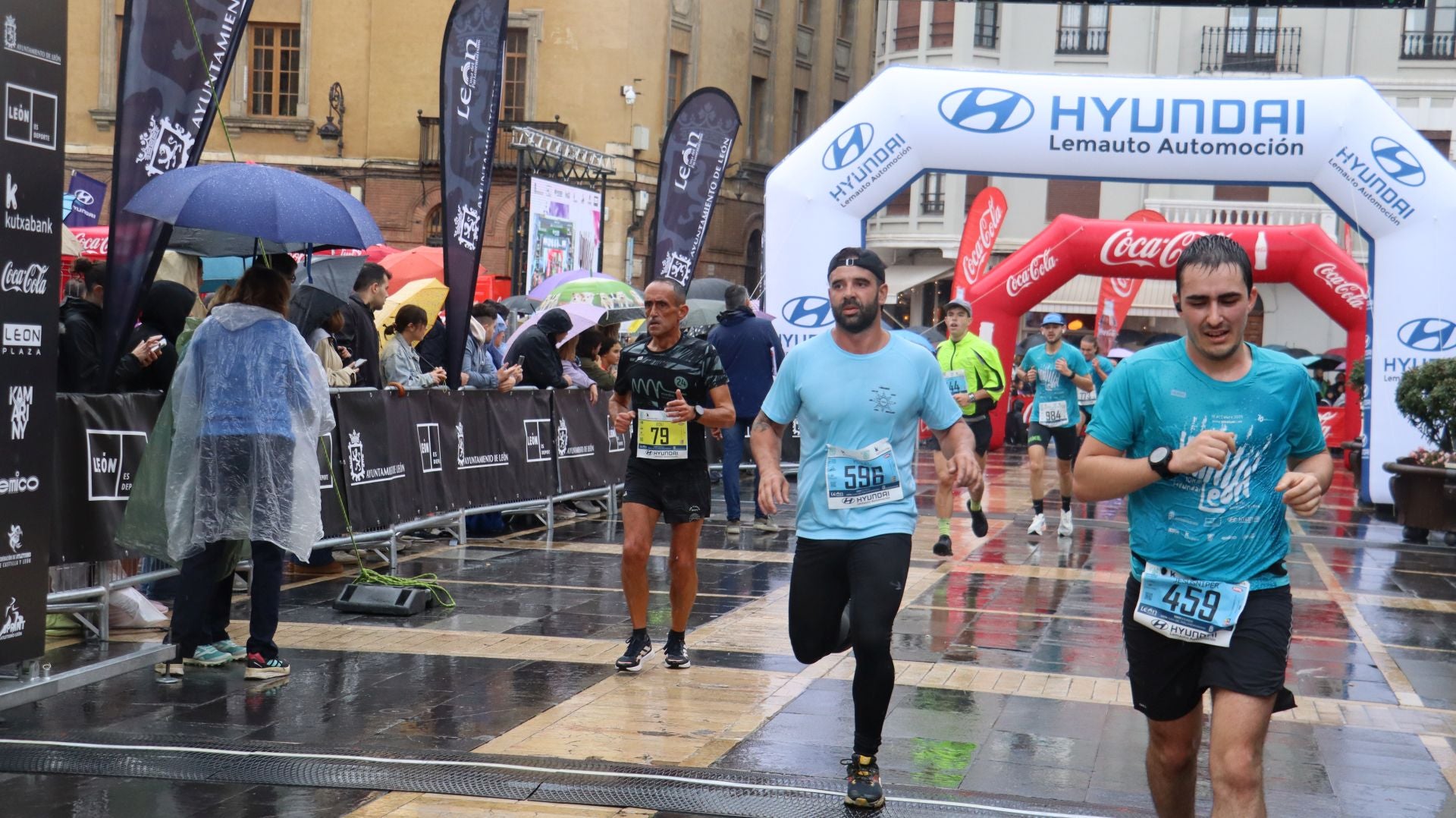 Todas las imágenes de la llegada de los &#039;10km Ciudad de León 2025&#039;