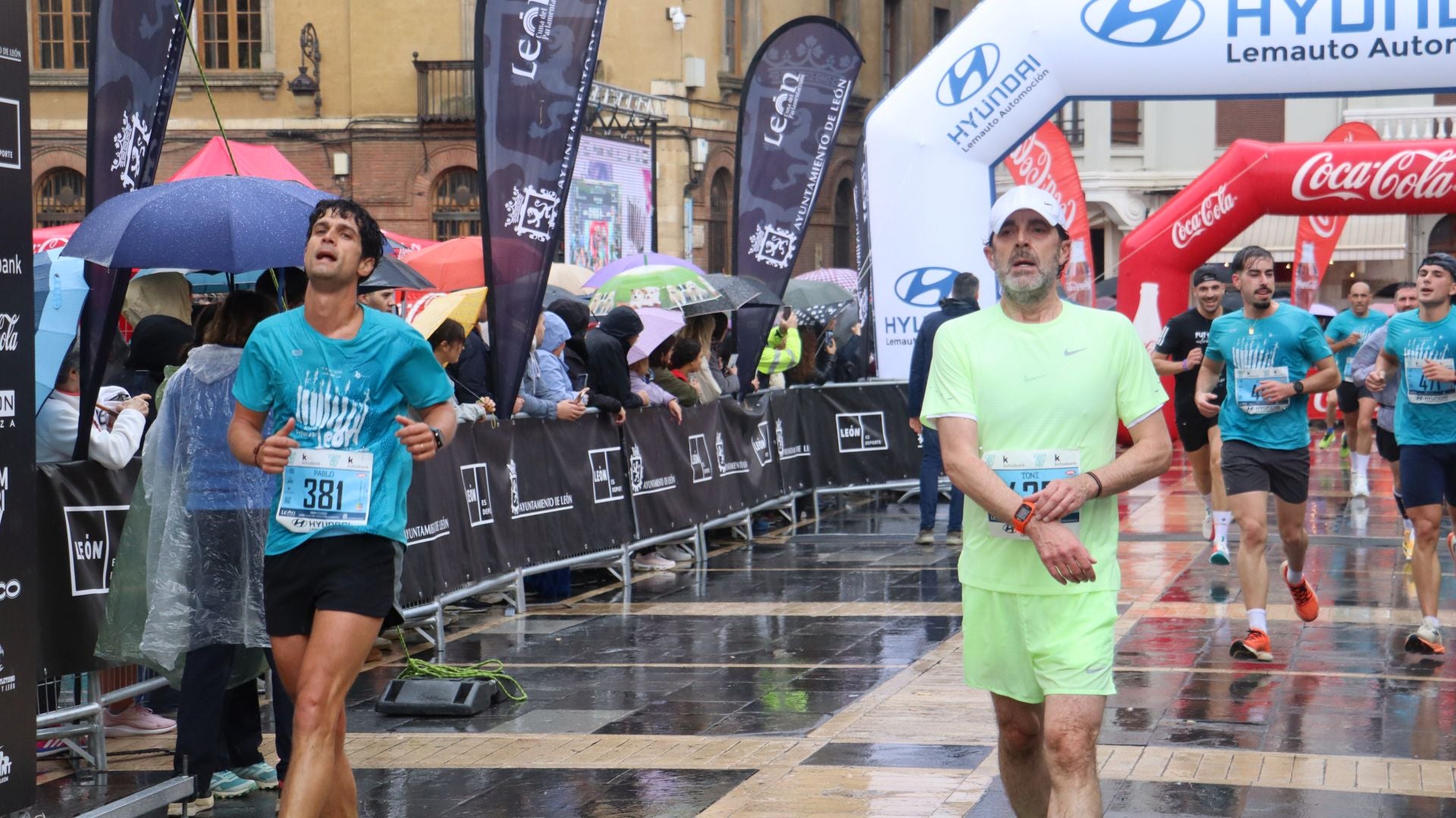 Todas las imágenes de la llegada de los &#039;10km Ciudad de León 2025&#039;