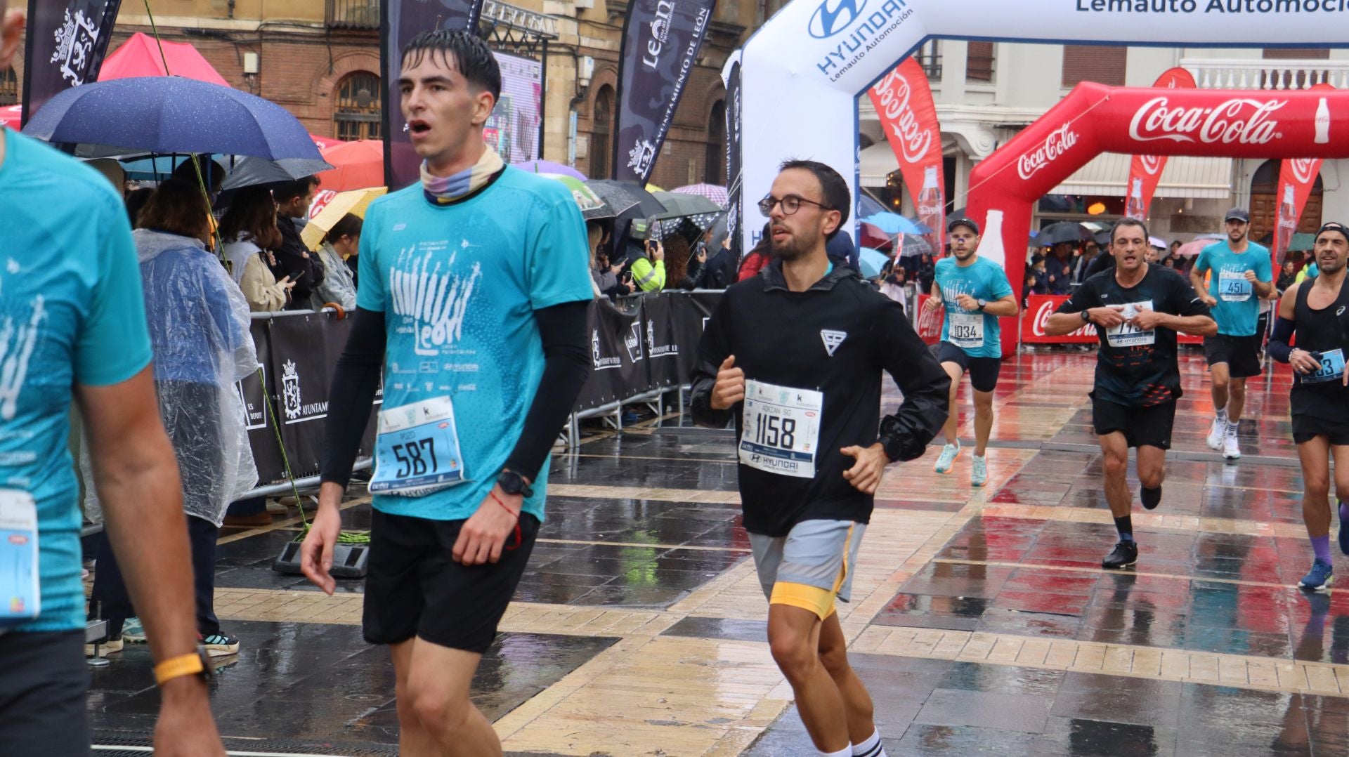 Todas las imágenes de la llegada de los &#039;10km Ciudad de León 2025&#039;