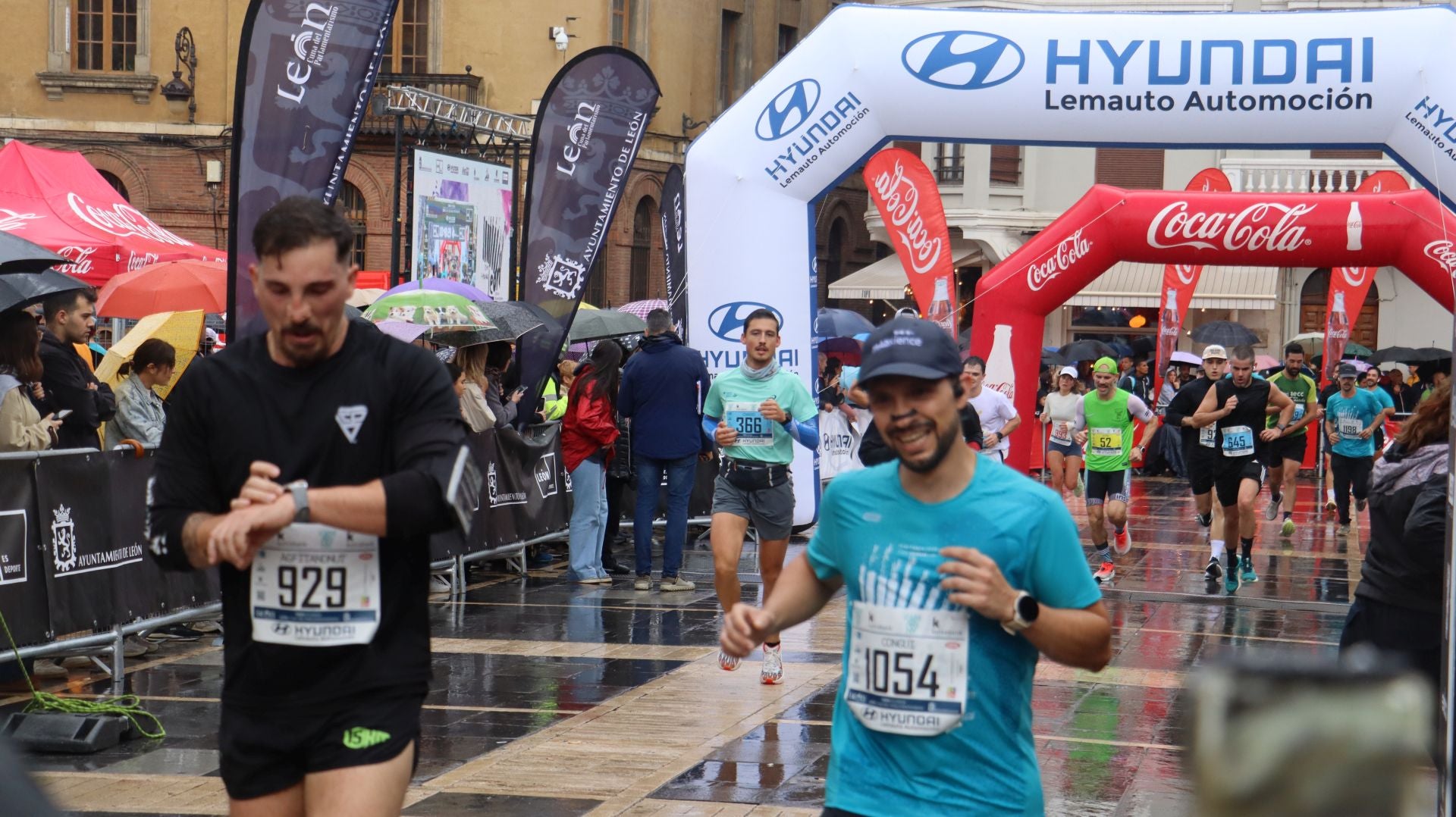 Todas las imágenes de la llegada de los &#039;10km Ciudad de León 2025&#039;