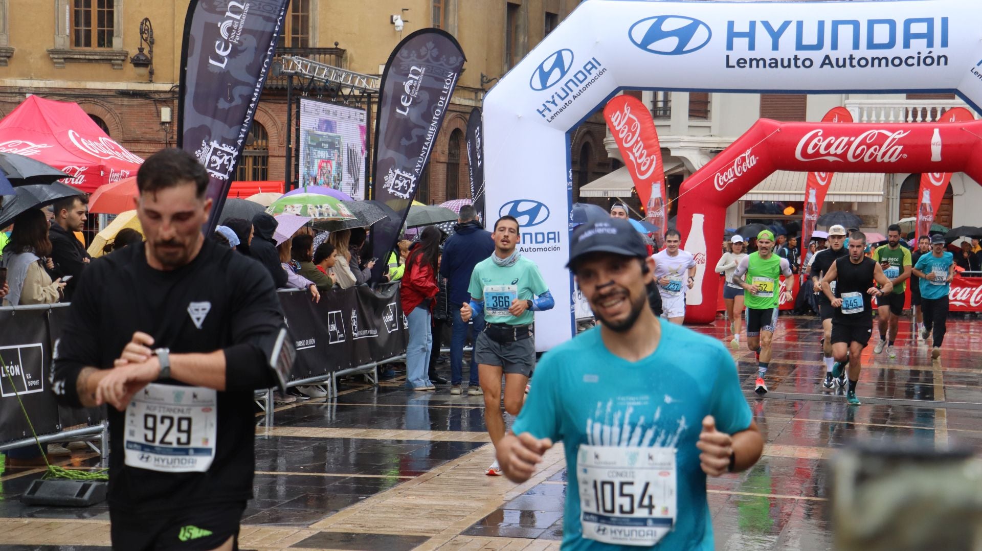 Todas las imágenes de la llegada de los &#039;10km Ciudad de León 2025&#039;