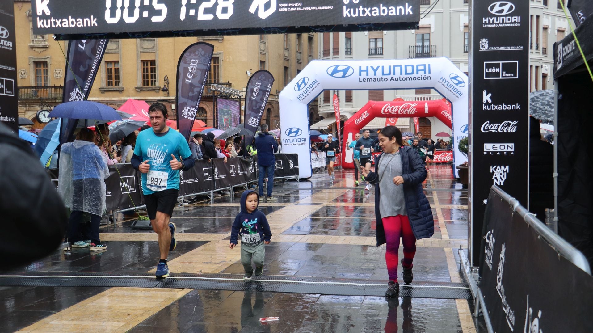 Todas las imágenes de la llegada de los &#039;10km Ciudad de León 2025&#039;