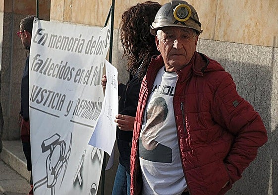 Familiares de los seis mineros muertos en el Pozo Emilio se manifiestan en los juzgados de León.