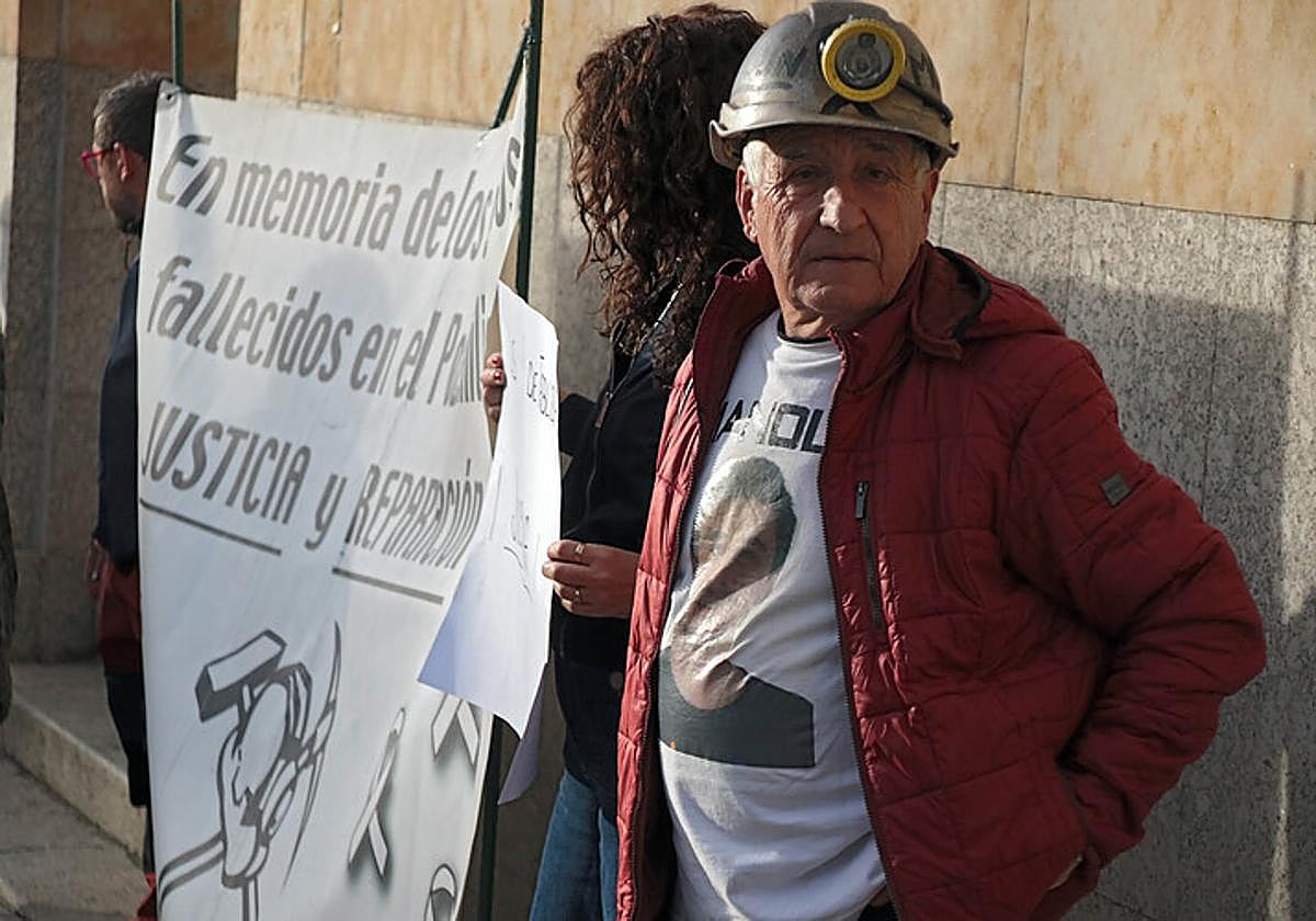 Familiares de los seis mineros muertos en el Pozo Emilio se manifiestan en los juzgados de León.