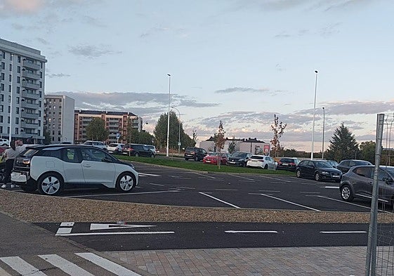 Los coches ya aparcan en el nuevo aparcamiento de La Palomera.