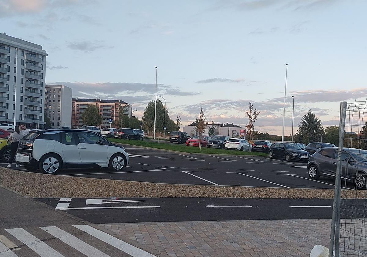 Los coches ya aparcan en el nuevo aparcamiento de La Palomera.
