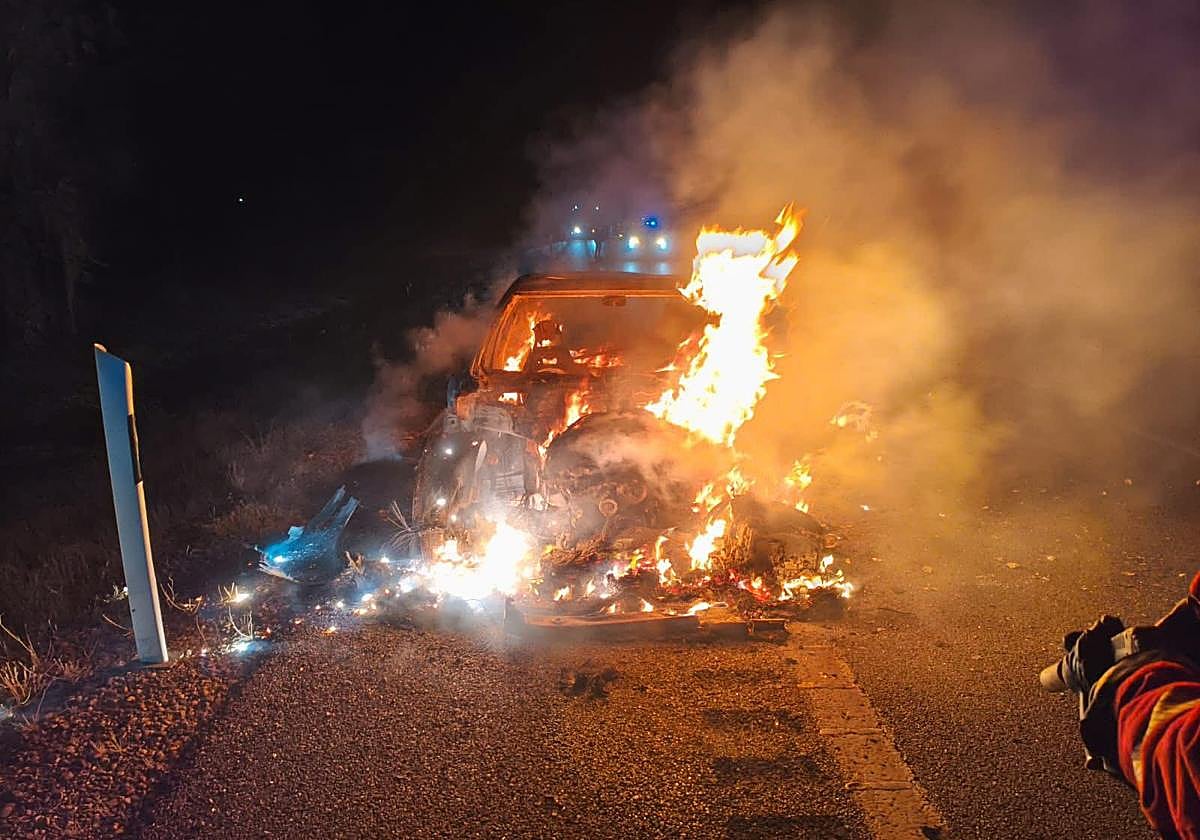 Imagen del vehículo totalmente calcinado.