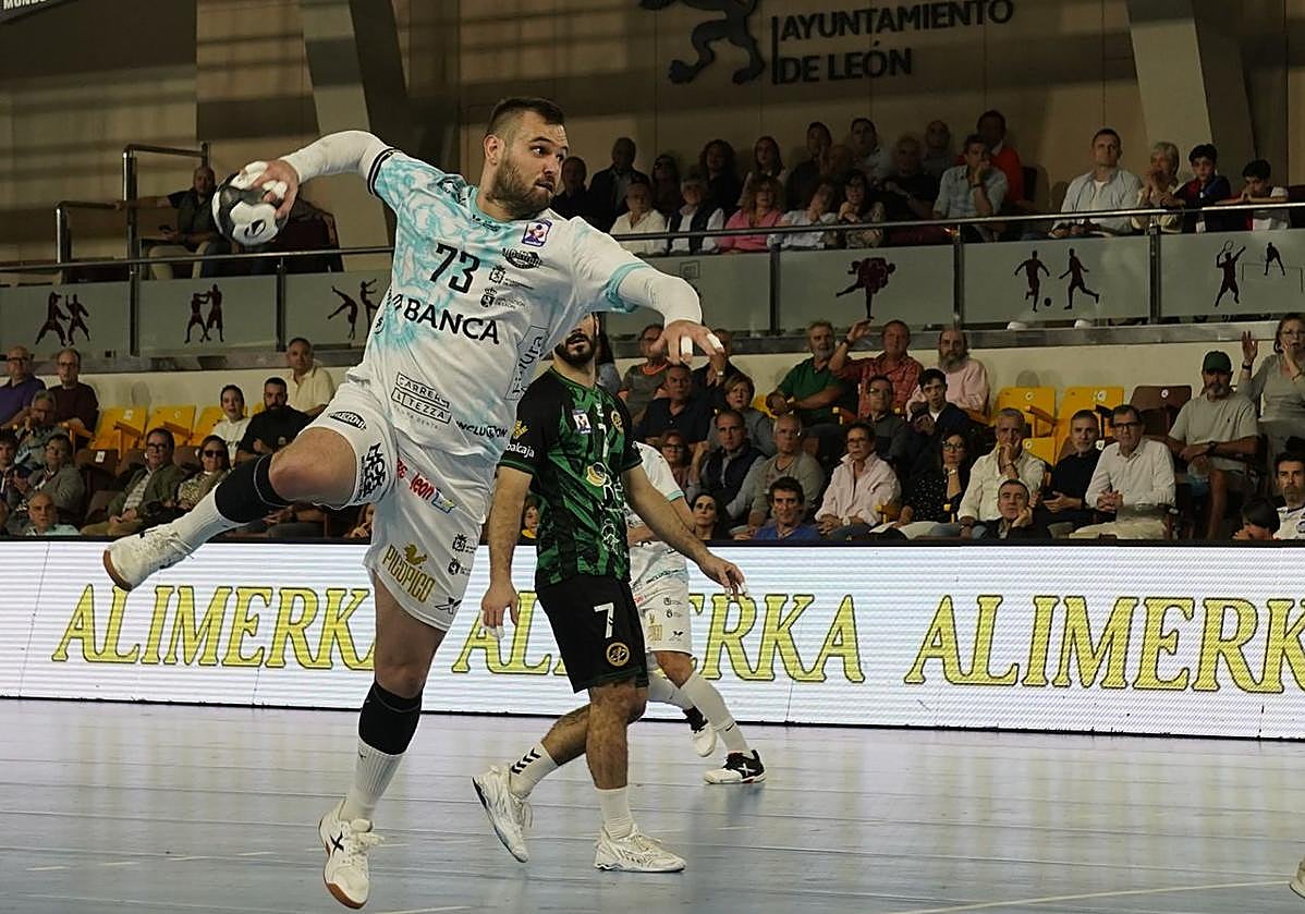 Rodrigo Benites, en una acción del duelo ante Cuenca.