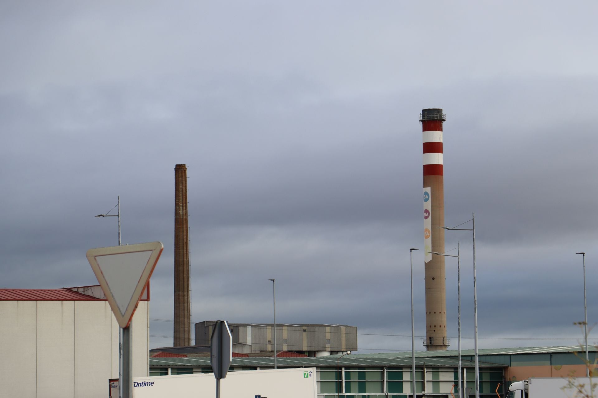 Dos chimeneas en el polígono de Onzonilla, similares en anchura y tamaño a las cuatro que si instalarán en la central de biomasa de León.