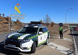 Imagen de archivo de un control de la Guardia Civil de Tráfico en León.