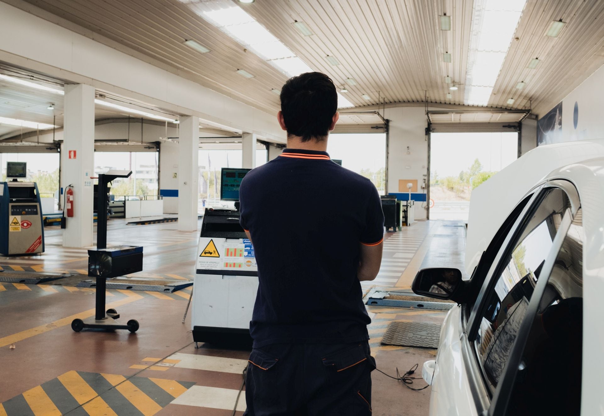 Un momento de una inspección en una ITV.