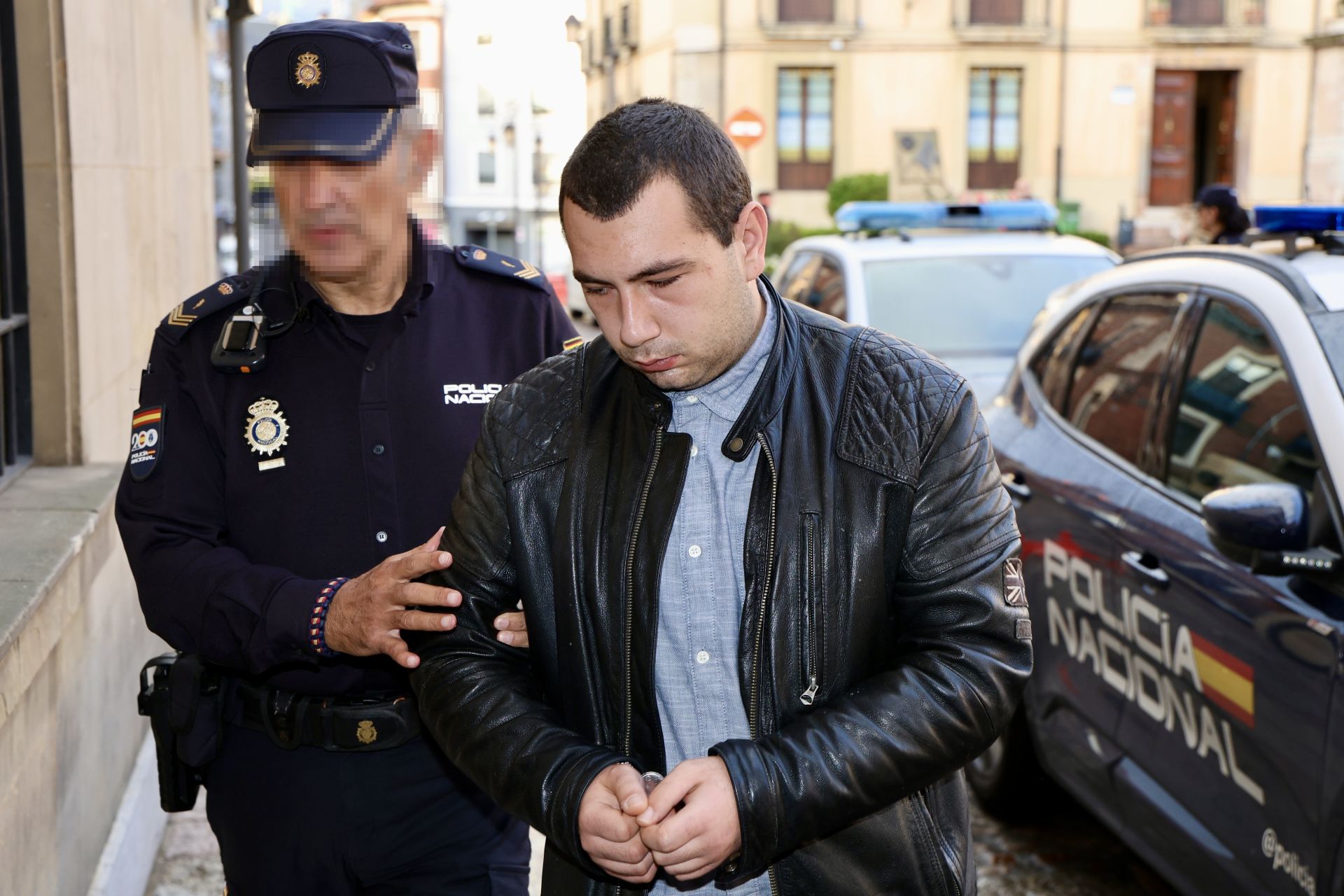 Las imágenes del juicio del matricidio de Nochebuena en León