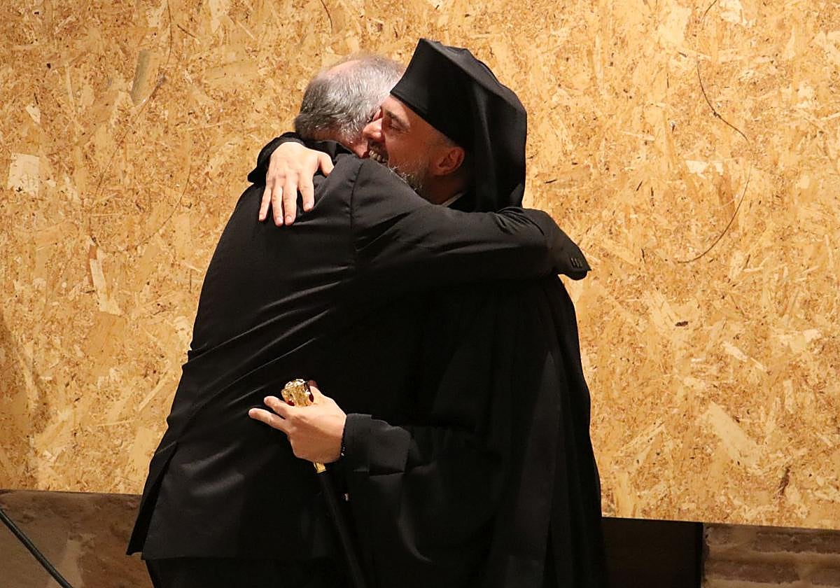 El obispo de León y el representante de la comunidad ortodoxa se funden en un abrazo antes del acto.
