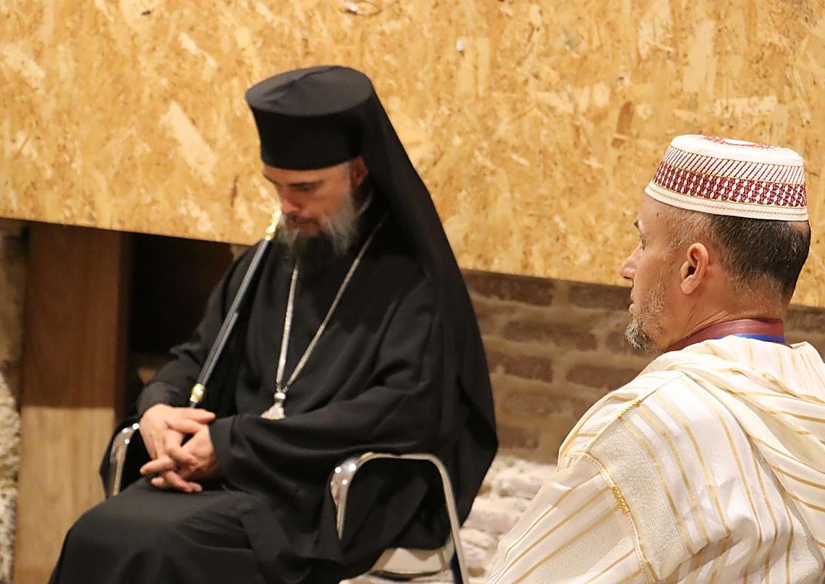 Imagen secundaria 1 - Cinco religiones y una sola voz para pedir la paz en el mundo