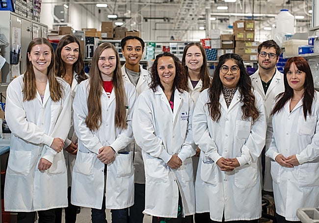 Pilar de la Puente, junto a sus compañeros en el laboratorio.