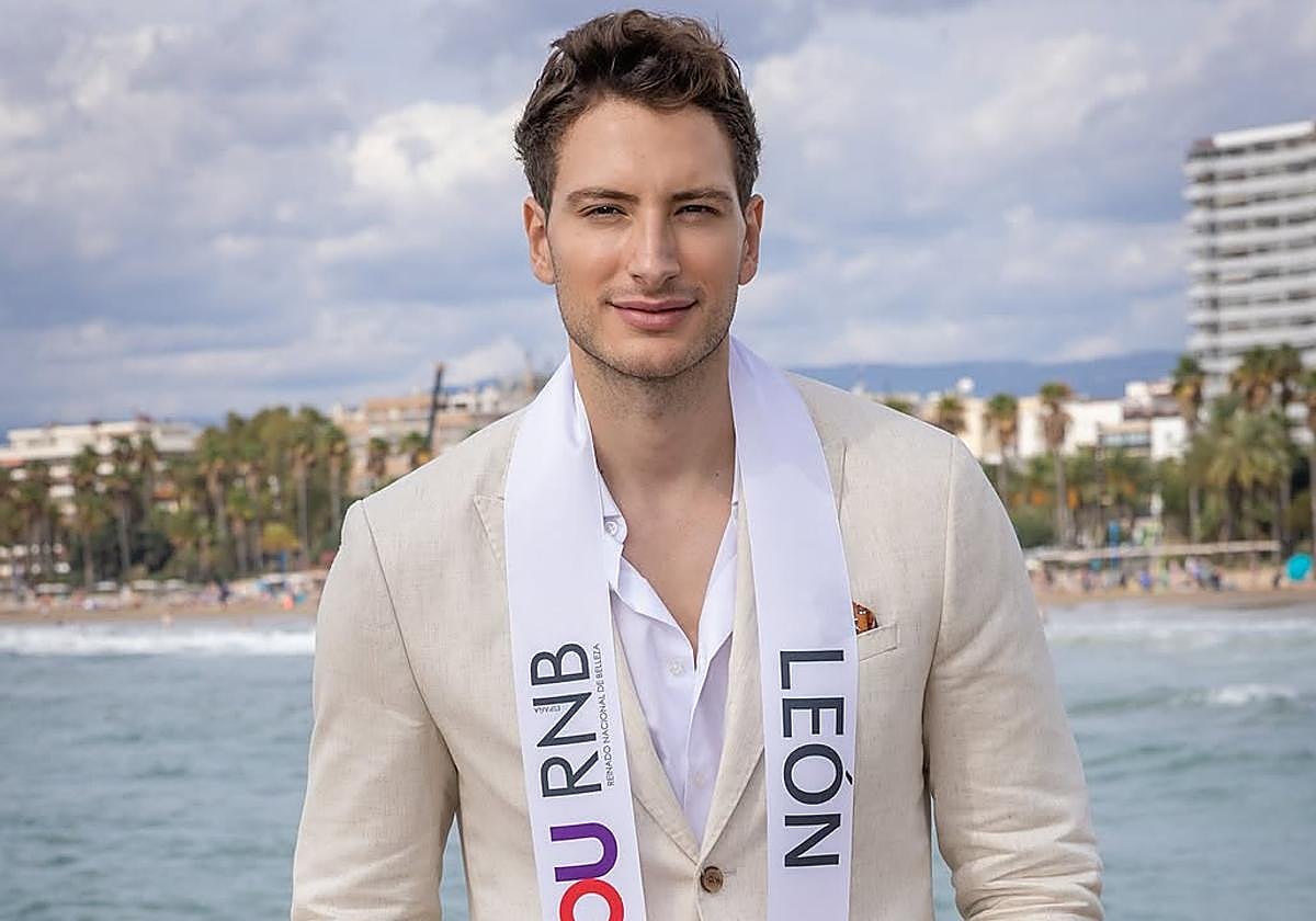 José Antonio Prieto posa frente a las playas de Salou.