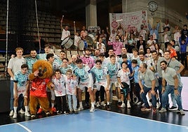 Los jugadores del Abanca Ademar celebran el empate con su afición.