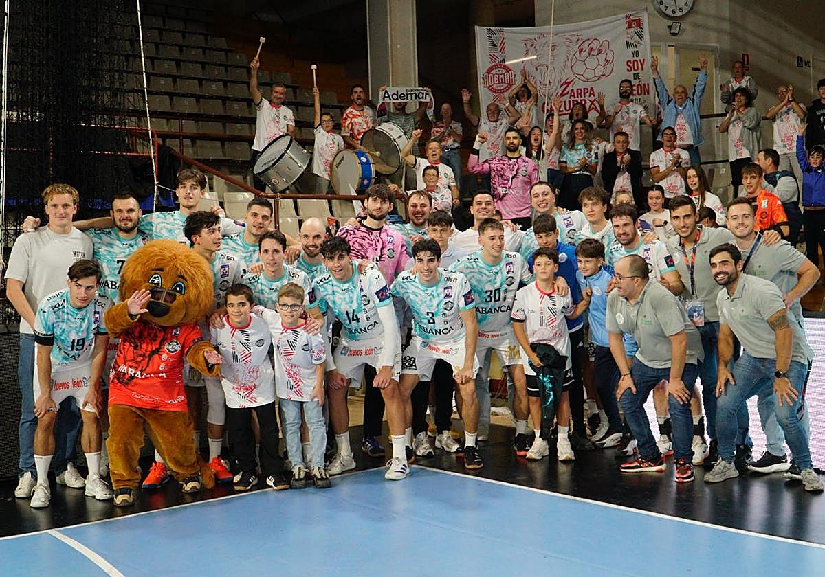 Los jugadores del Abanca Ademar celebran el empate con su afición.
