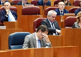 El consejero Medio Ambiente, Vivienda y Ordenación del Territorio Juan Carlos Suárez Quiñones en el Pleno de las Cortes.