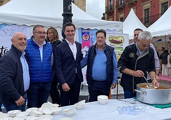 Imagen de una alubiada ofrecida en la feria de los Productos de León del año pasado en Gijón.