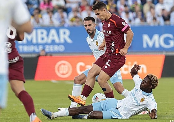 Paul Akouokou, en una acción con Manu Justo.