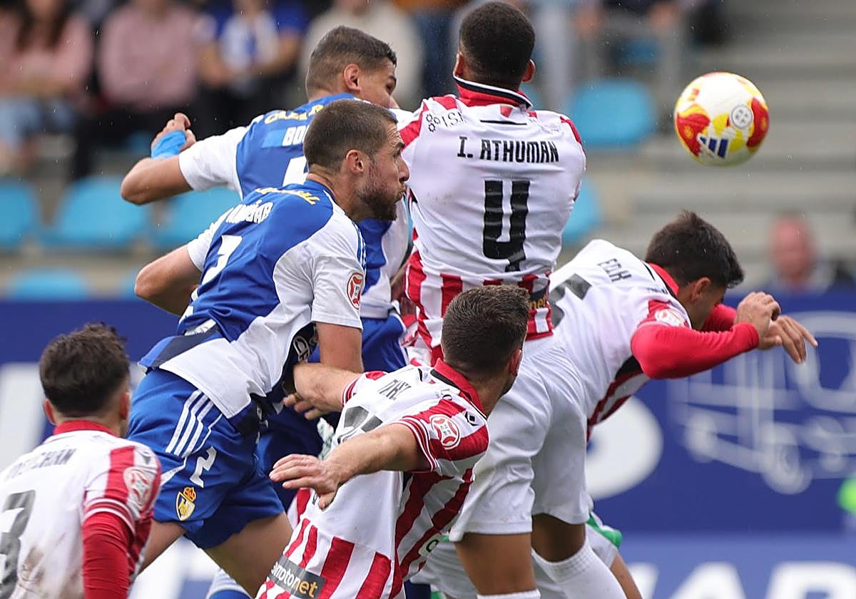 Andújar trata de rematar un balón en el partido ante el Zamora.