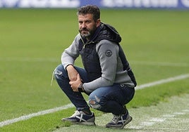 Fer Estévez, entrenador de la Deportiva, en el último partido en El Toralín ante el Zamora.