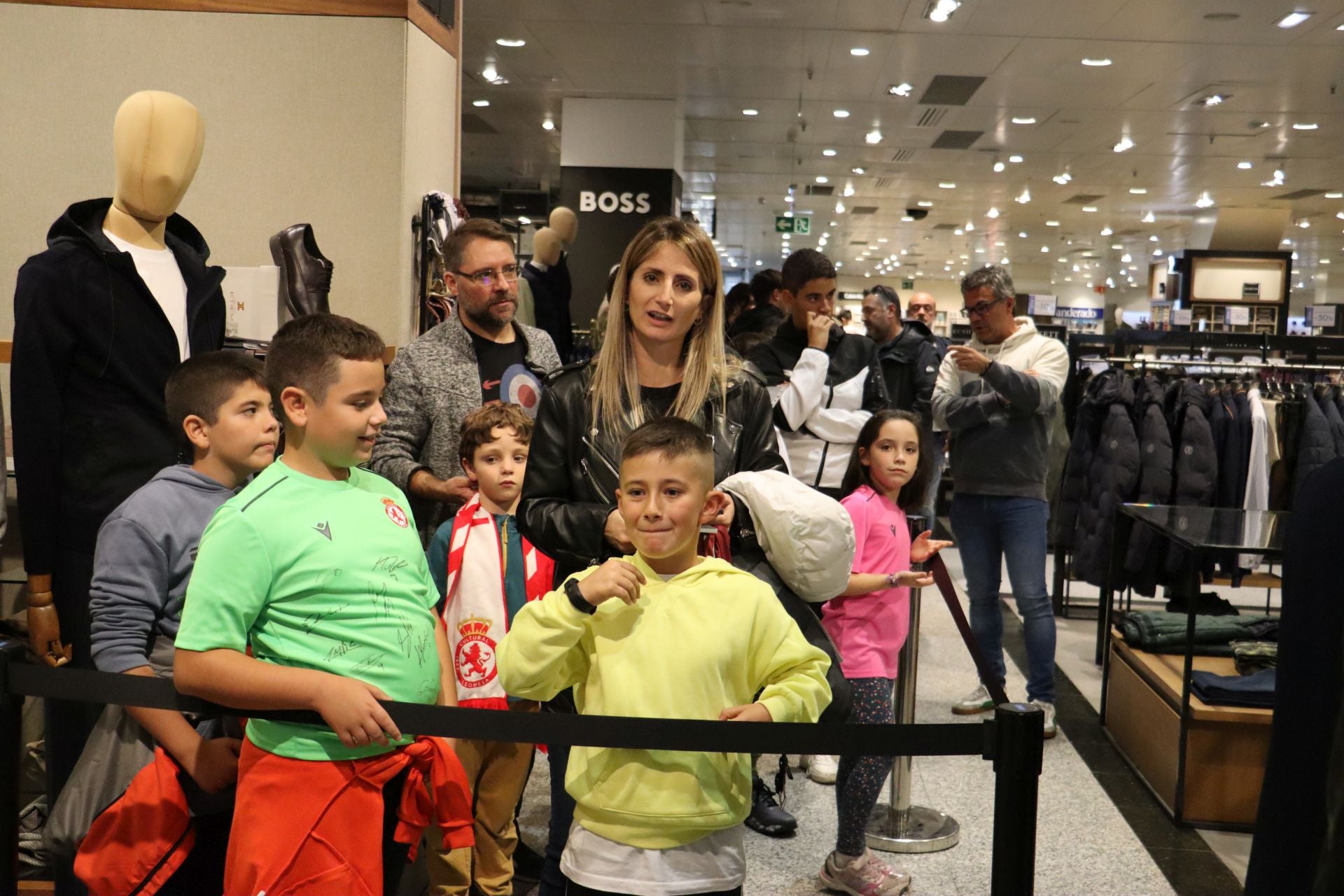 Las imágenes de las firmas de la Cultural a los aficionados