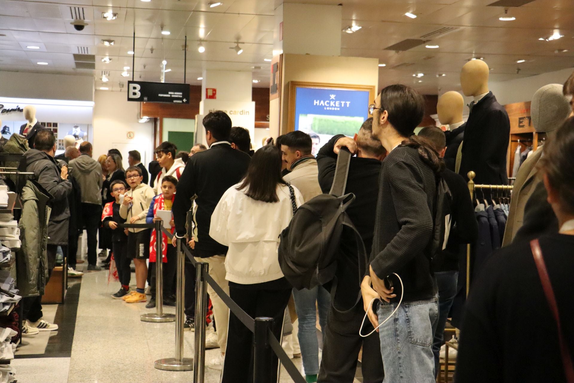 Las imágenes de las firmas de la Cultural a los aficionados