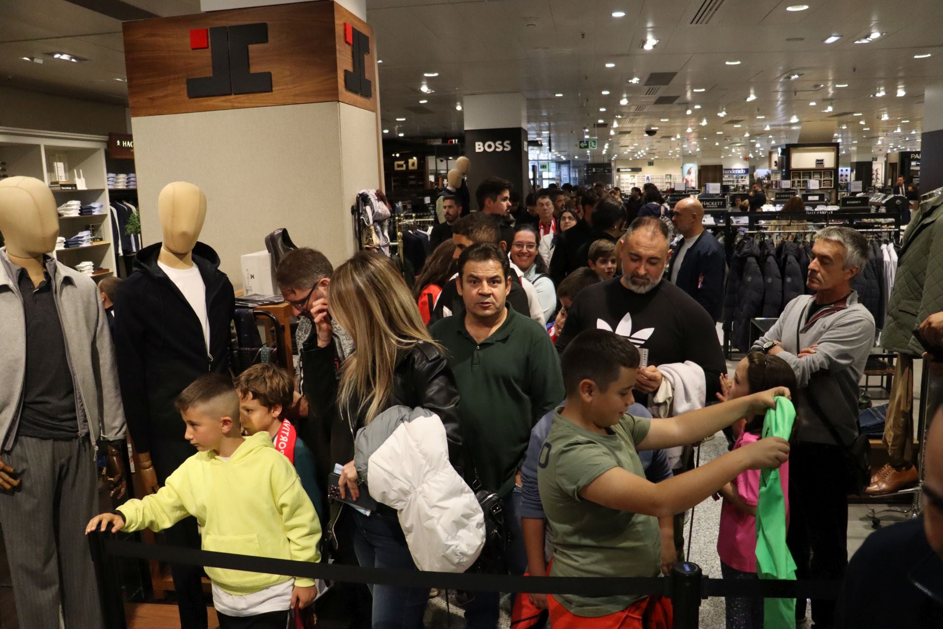 Las imágenes de las firmas de la Cultural a los aficionados