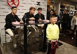 Las imágenes de las firmas de la Cultural a los aficionados