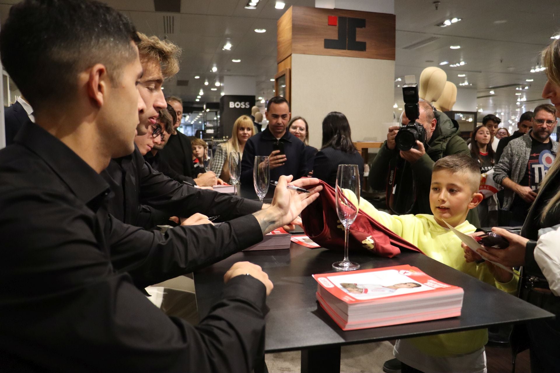 Las imágenes de las firmas de la Cultural a los aficionados