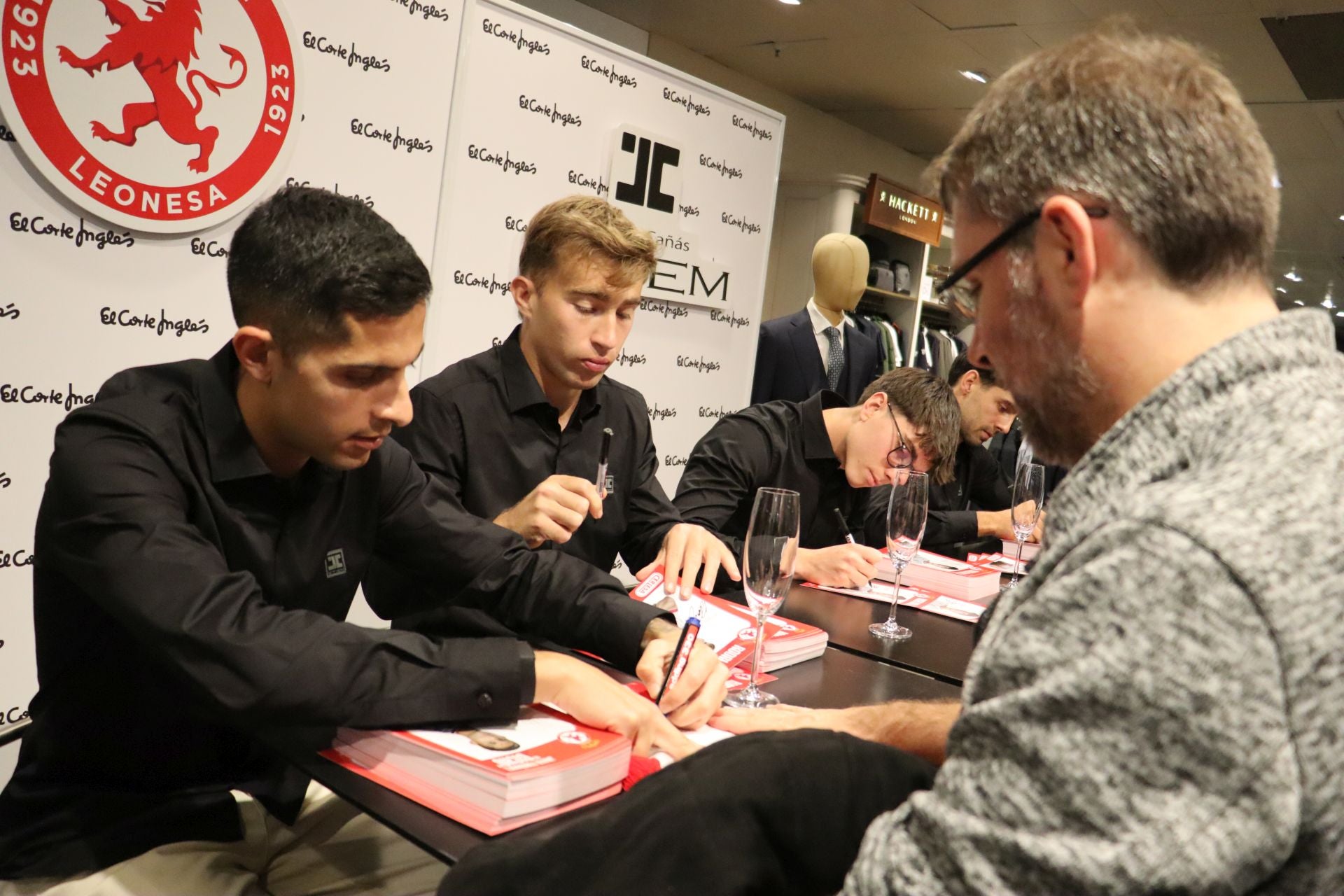 Las imágenes de las firmas de la Cultural a los aficionados