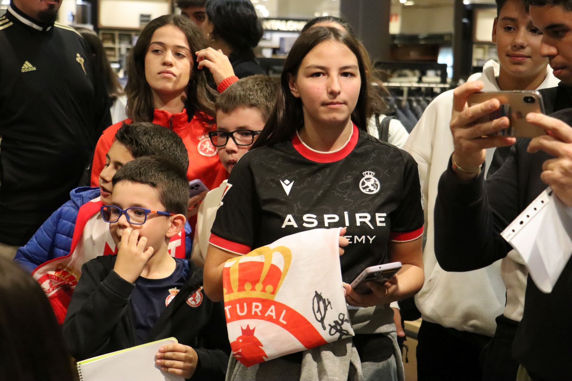 Las imágenes de las firmas de la Cultural a los aficionados