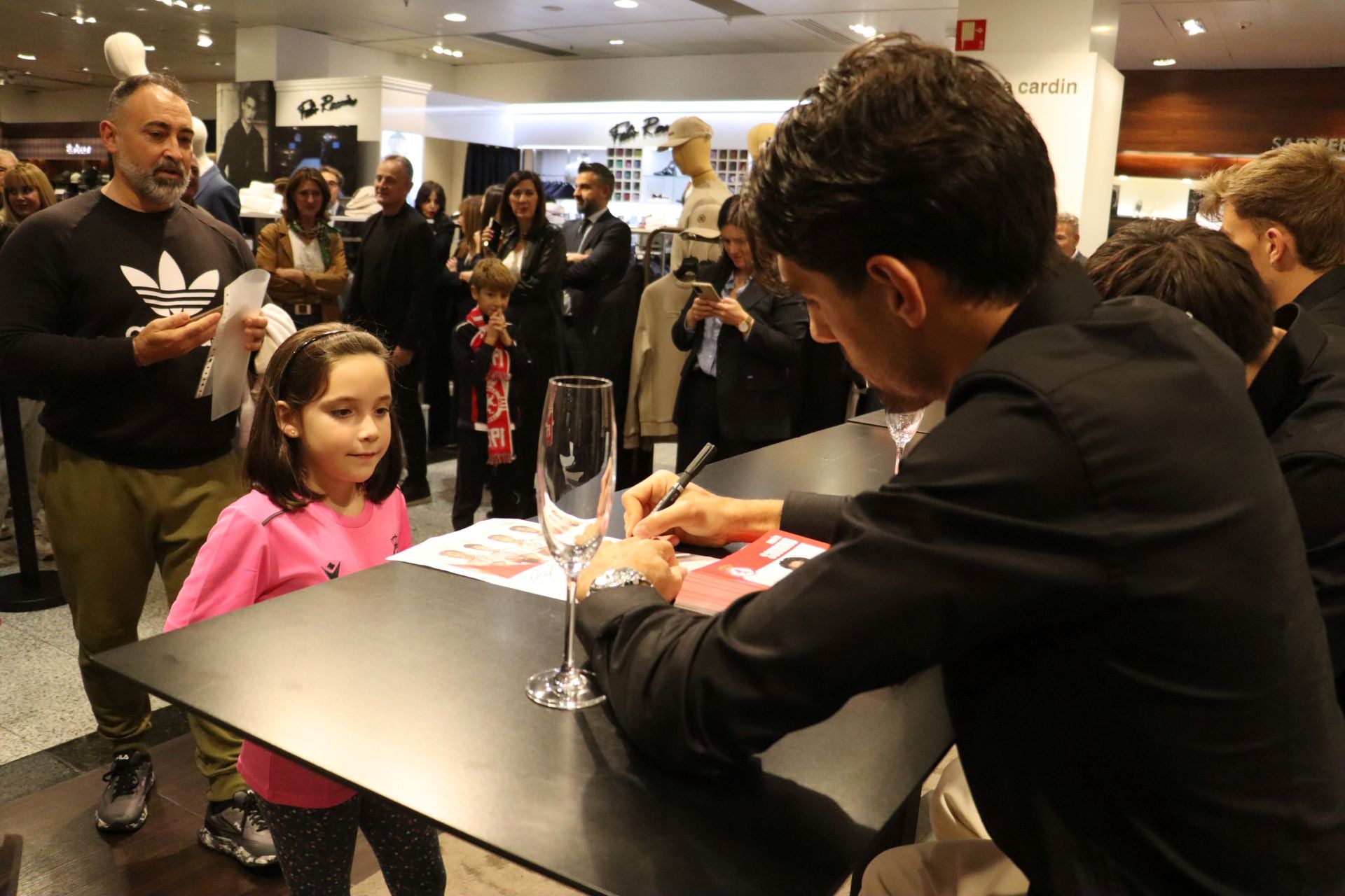 Las imágenes de las firmas de la Cultural a los aficionados