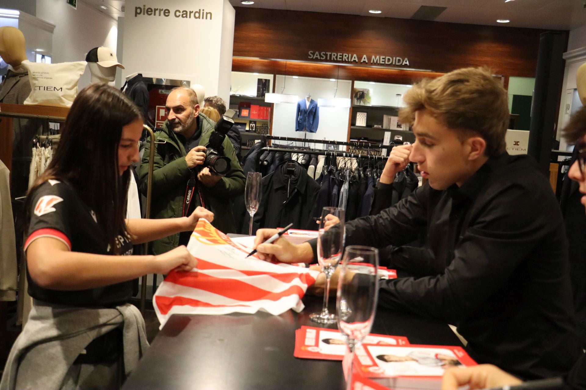 Las imágenes de las firmas de la Cultural a los aficionados