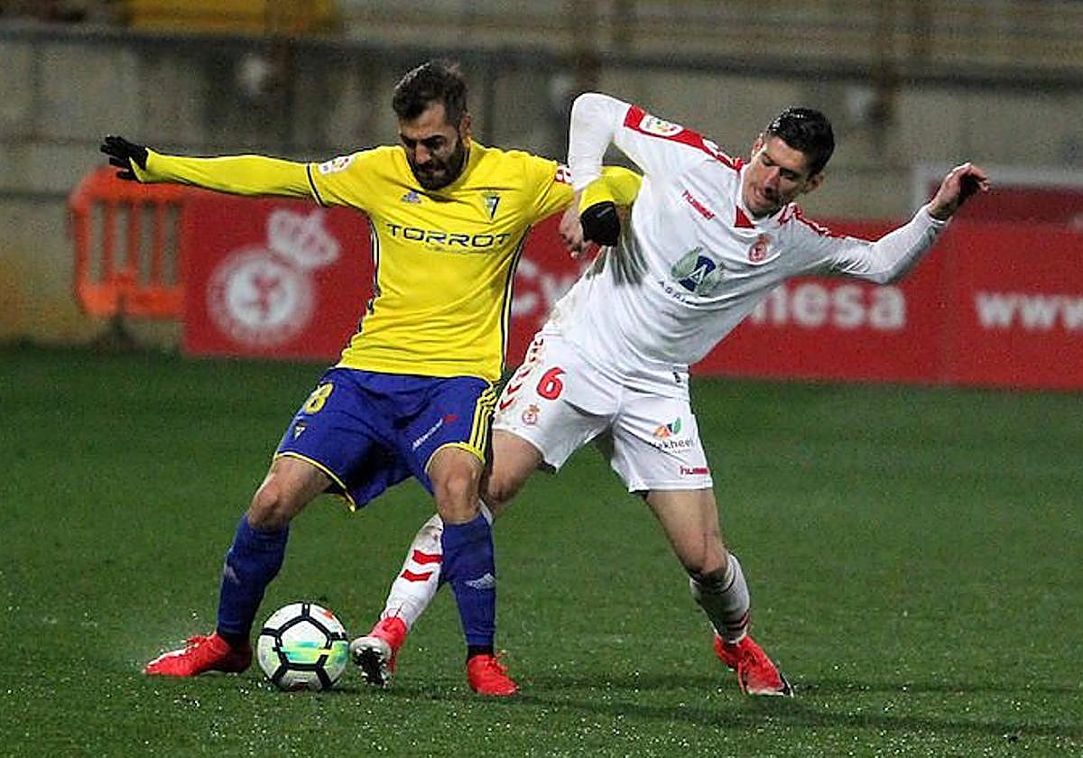 Yeray disputa un balón ante un jugador del Cádiz en la última visita cadista al Reino de León.