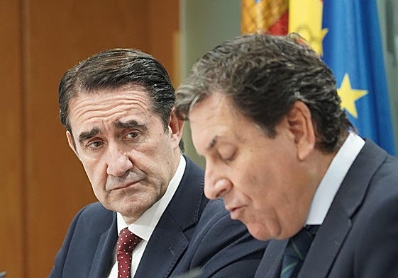 El consejero de Economía y Hacienda y portavoz, Carlos Fernández Carriedo, y el consejero de Medio Ambiente, Vivienda y Ordenación del Territorio, Juan Carlos Suárez-Quiñones, comparecen en rueda de prensa posterior al Consejo de Gobierno.