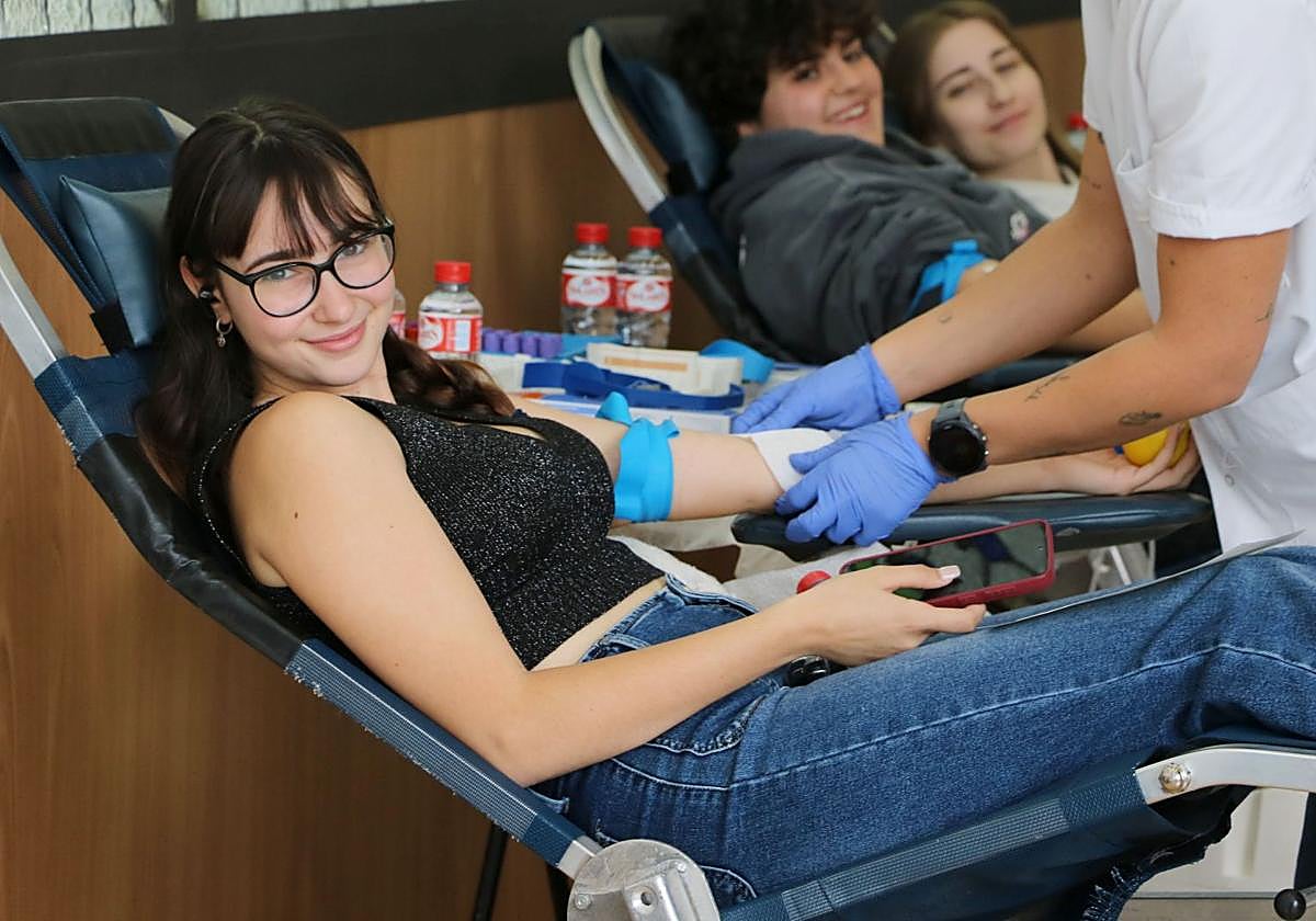 Una alumna de la ULE dona sangre.