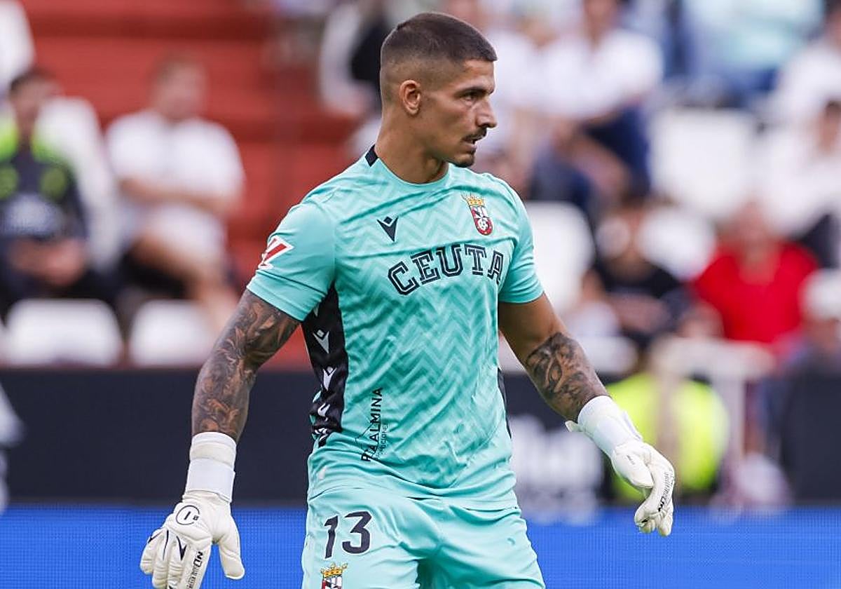 Guille Vallejo, en un partido con el Ceuta.